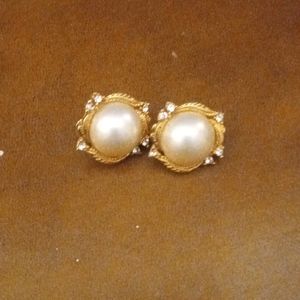 1 pear of pearl clip on earrings